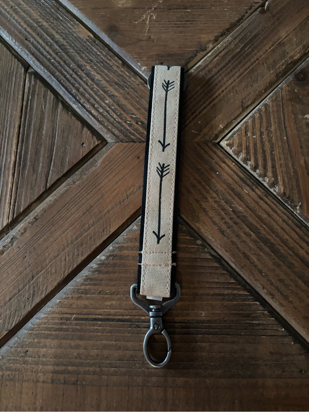thirty-one Beige and Black Arrow Wristlet Keychain
